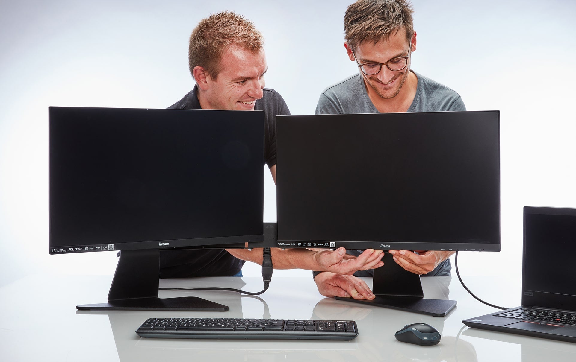 Die beiden Gründer von FALTBAR Benedikt und Stephan stehen hinter der FALTBAR zwei Monitorlösung fürs Homeoffice. 